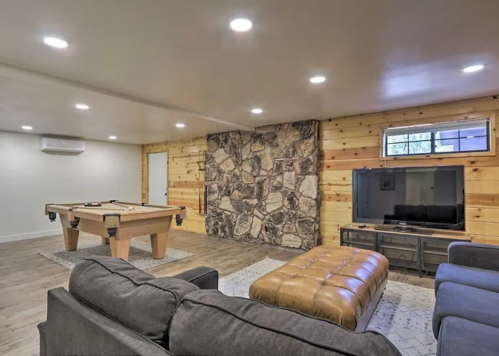 Dom wakacyjny Deck, Games & Fire Pit: Modern Cabin!