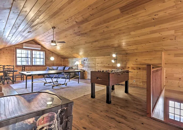 Dom wakacyjny Deck, Games & Fire Pit: Modern Cabin! Pine