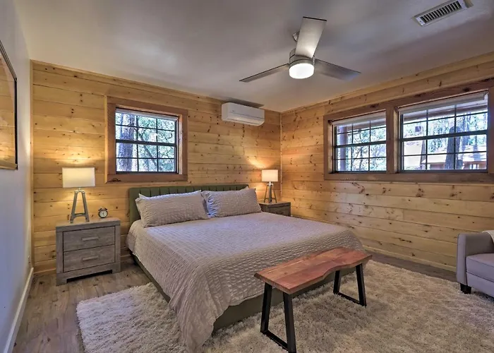 Dom wakacyjny Deck, Games & Fire Pit: Modern Cabin!