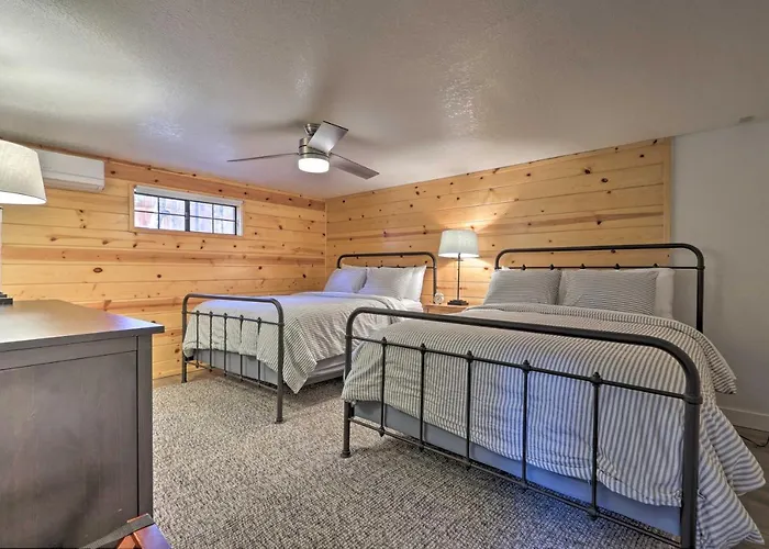 Dom wakacyjny Deck, Games & Fire Pit: Modern Cabin! *